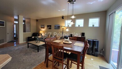 3250 Wild Rose Loop in West Linn, OR - Building Photo - Building Photo