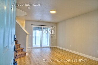 1130 E Monte Vista Ave in Turlock, CA - Building Photo - Building Photo