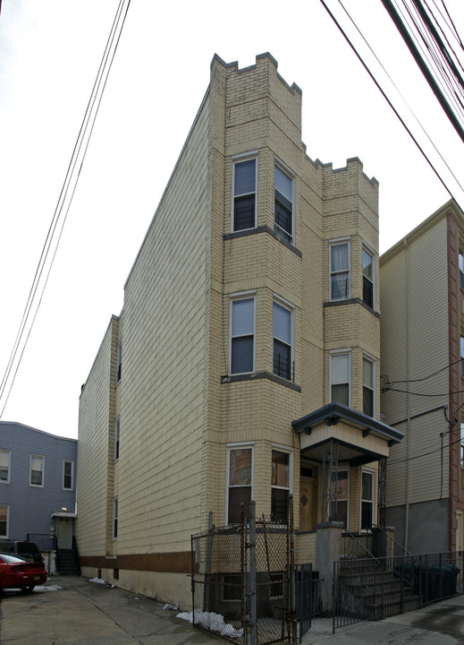 2508 Summit Ave in Union City, NJ - Building Photo