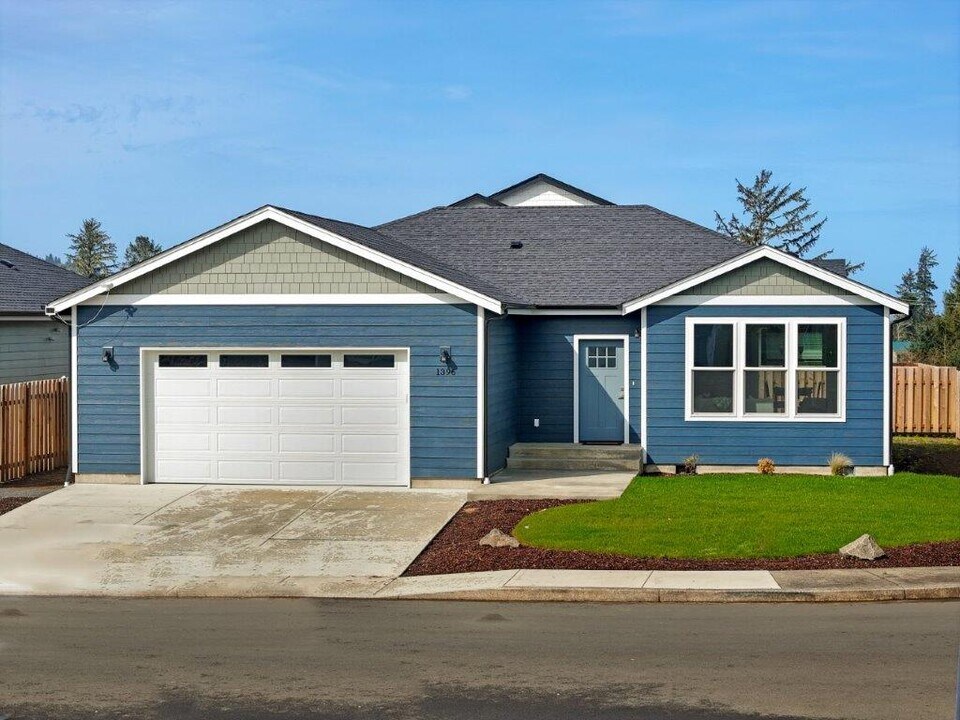 1396 Seabright Wy in Seaside, OR - Building Photo