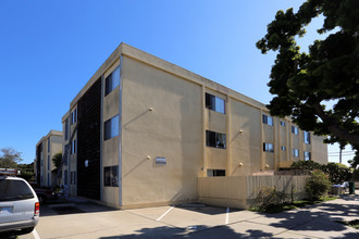 Royal Pacific Apartments in San Diego, CA - Building Photo - Building Photo