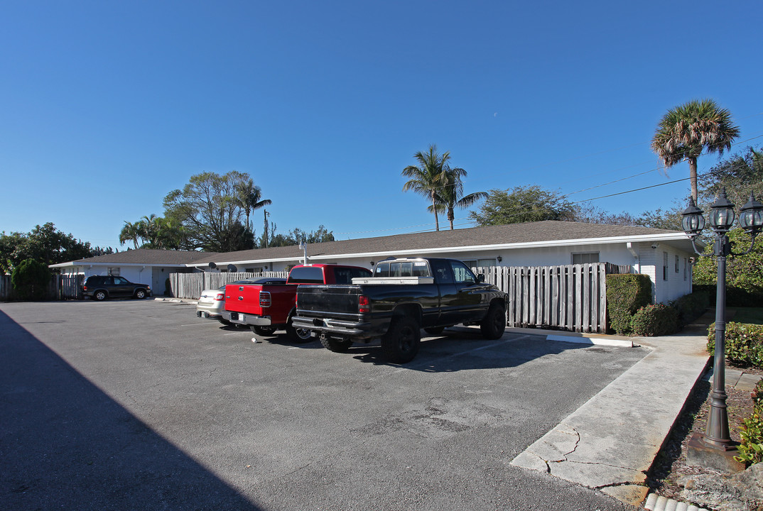 4560 Belvedere Rd in West Palm Beach, FL - Building Photo