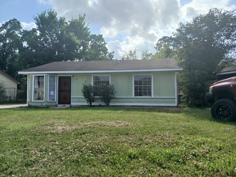 9711 Courben Ln in Houston, TX - Building Photo