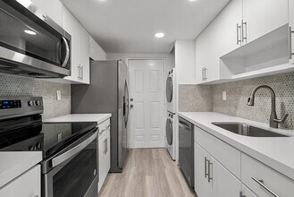 8305 Crespi Blvd, Unit 2D in Miami Beach, FL - Building Photo - Building Photo