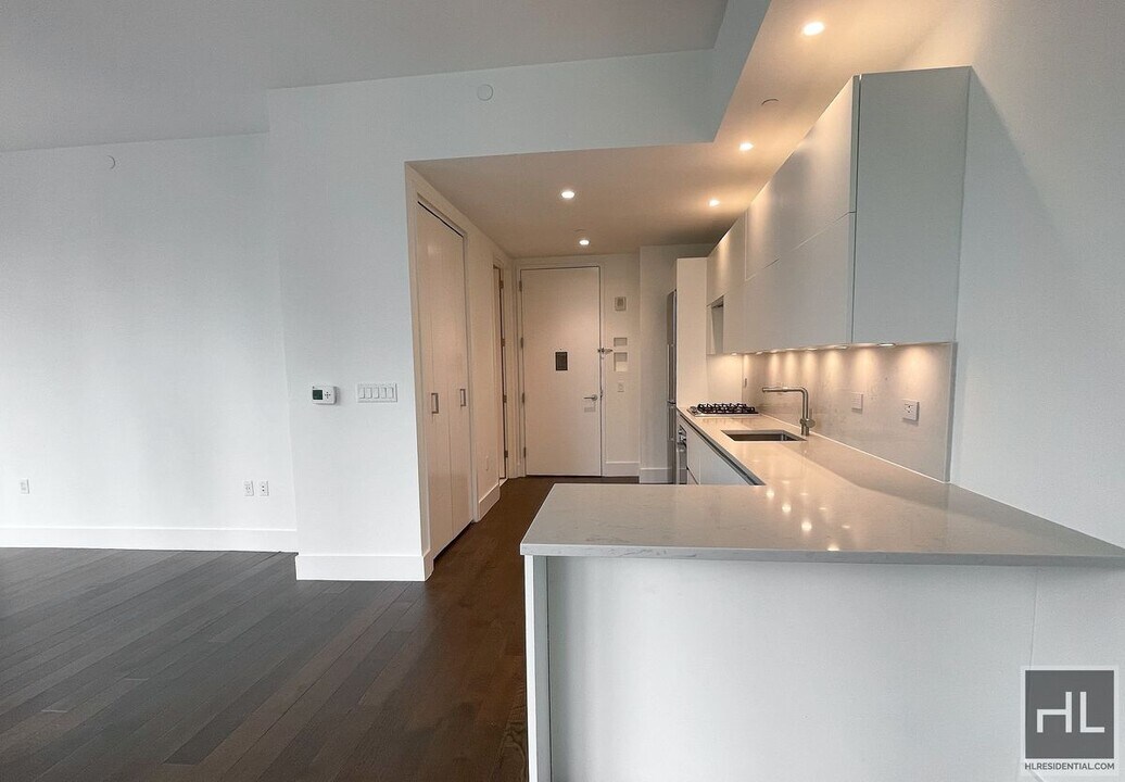 East 44th Street in New York, NY - Building Photo