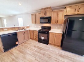 9270 Windjammer Dr in Fair Haven, MI - Building Photo