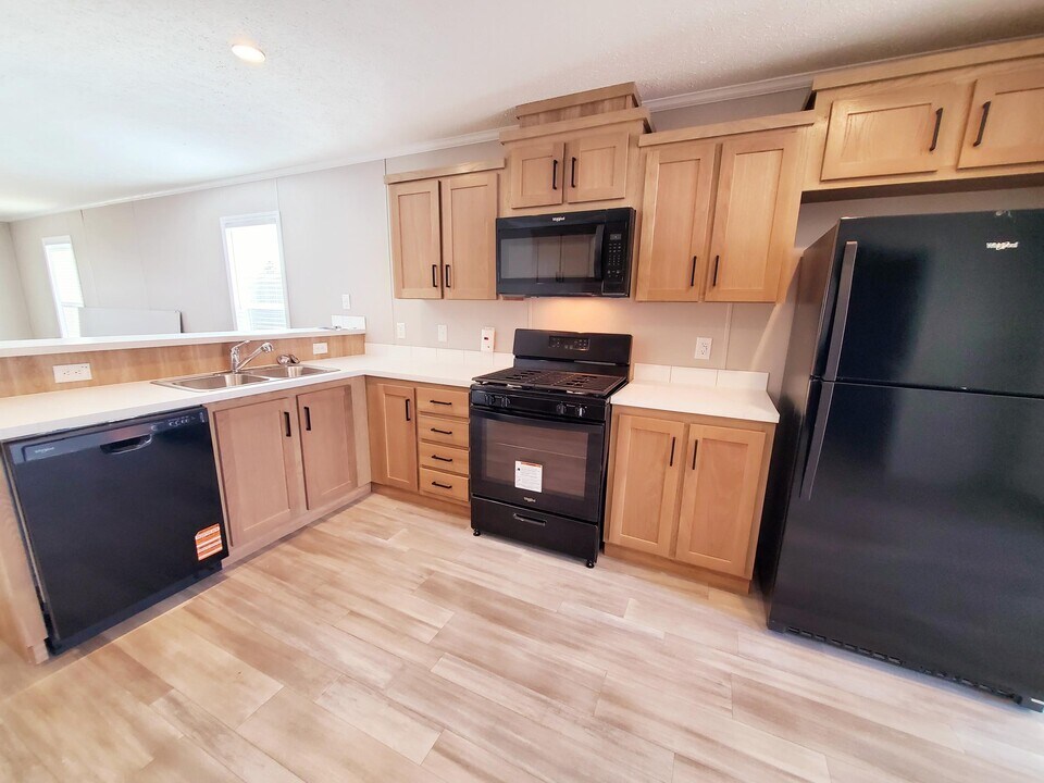 9270 Windjammer Dr in Fair Haven, MI - Building Photo