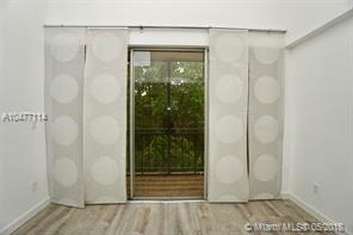 8841 W Flagler St-Unit -406 in Miami, FL - Foto de edificio - Building Photo