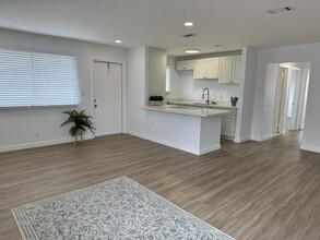 115 E Tiffany Dr in West Palm Beach, FL - Foto de edificio - Building Photo