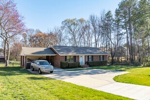 Holly Gardens in Charlotte, NC - Building Photo