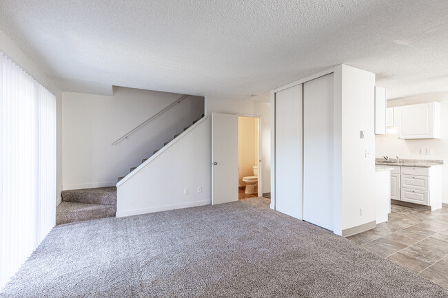 King Manor in Milwaukie in Milwaukie, OR - Building Photo - Interior Photo