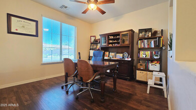 702 W San Carlos Way in Chandler, AZ - Foto de edificio - Building Photo