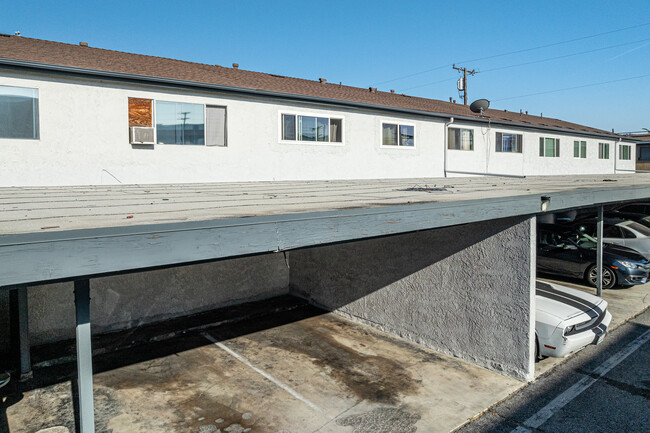 2890 E Artesia Blvd in Long Beach, CA - Building Photo - Building Photo