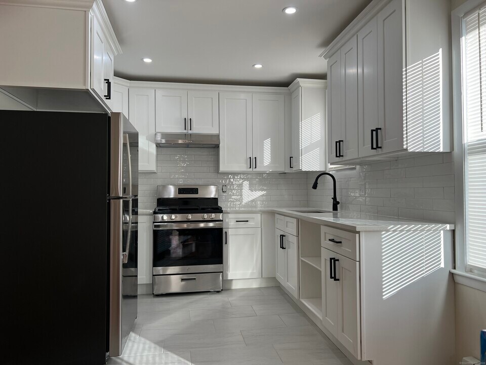 211 Lawlor St-Unit -1st Fl in New Britain, CT - Building Photo