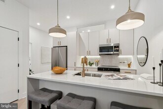 30 W Allens Ln, Unit 220 in Philadelphia, PA - Foto de edificio - Building Photo