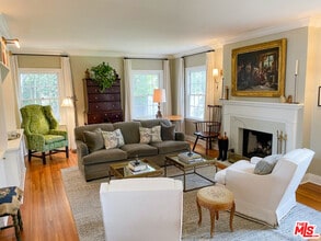 934 S Dunsmuir Ave in Los Angeles, CA - Building Photo - Building Photo