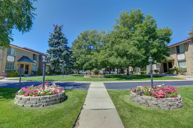 Adrienne Townhomes & Apartments in Lakewood, CO - Foto de edificio - Building Photo