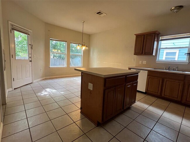 7511 Lazy Creek Dr in Austin, TX - Building Photo - Building Photo
