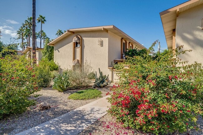 property at 4848 N Woodmere Fairway