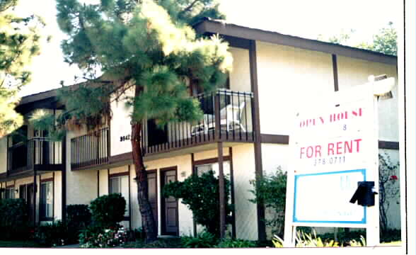 Beach Mile Apartments in Huntington Beach, CA - Building Photo