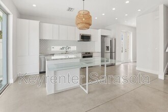 2066 Roselawn St in Sarasota, FL - Building Photo - Building Photo