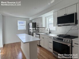 52 Cotting St, Unit 1 in Medford, MA - Building Photo