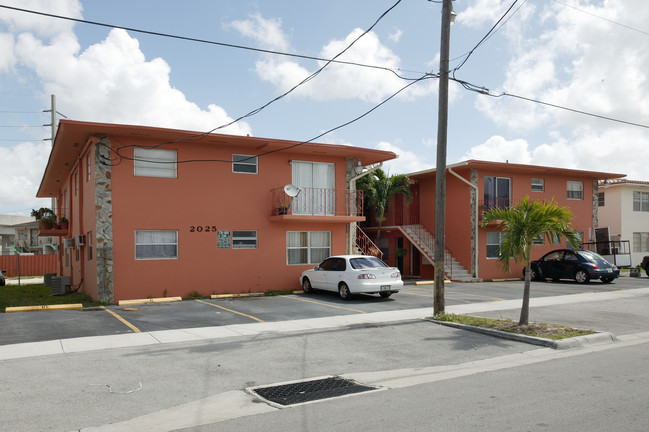 2025 Bright Dr in Hialeah, FL - Foto de edificio - Building Photo