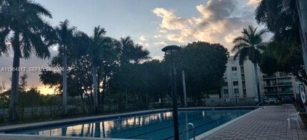 9320 Fontainebleau Blvd in Miami, FL - Foto de edificio - Building Photo