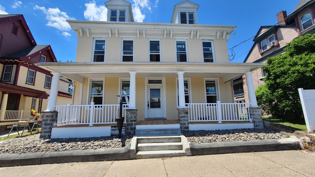 12 Front St in Quakertown, PA - Building Photo
