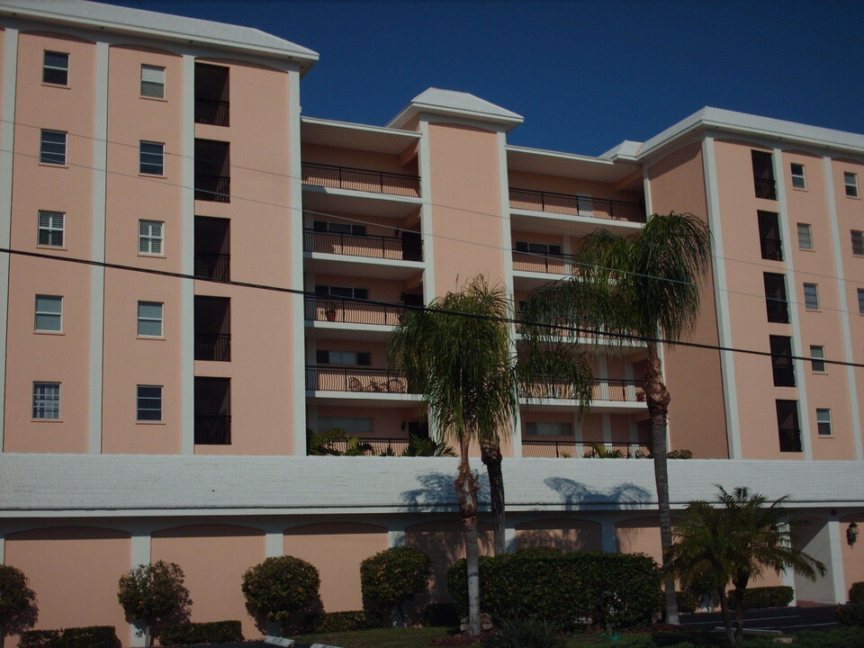 Harbor House West in Sarasota, FL - Building Photo