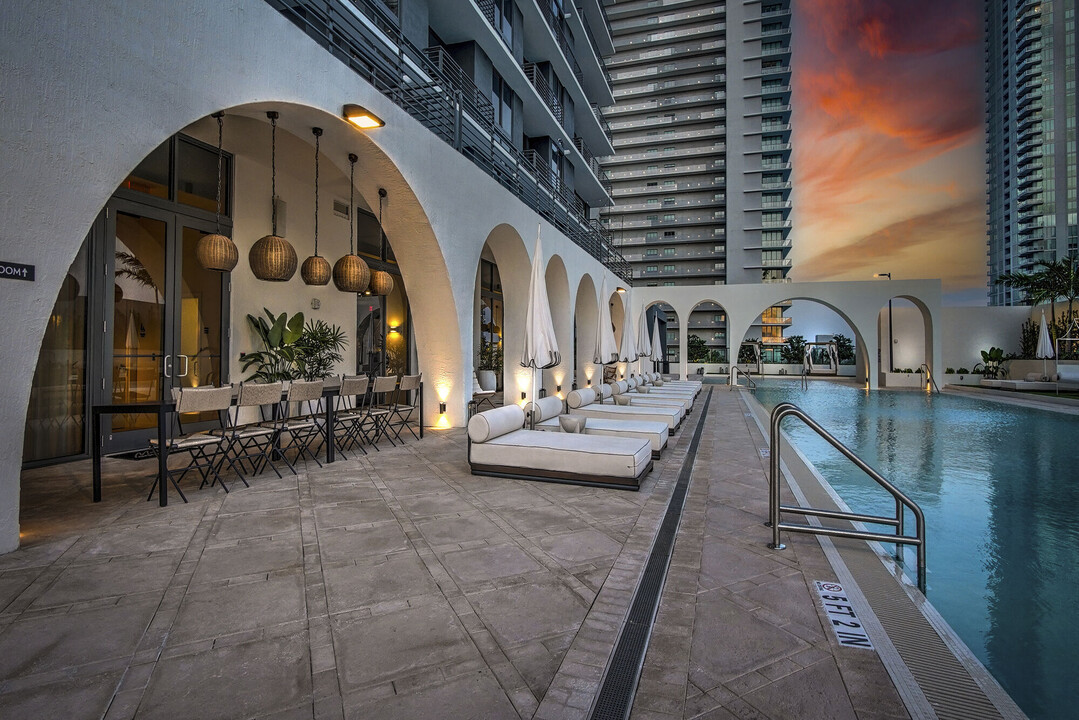 Metro Edgewater in Miami, FL - Building Photo