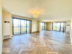 12 Bond St in Great Neck Plaza, NY - Building Photo - Building Photo