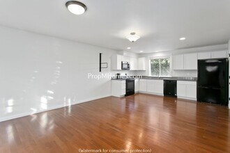 7722 SE Washington St in Portland, OR - Building Photo - Building Photo