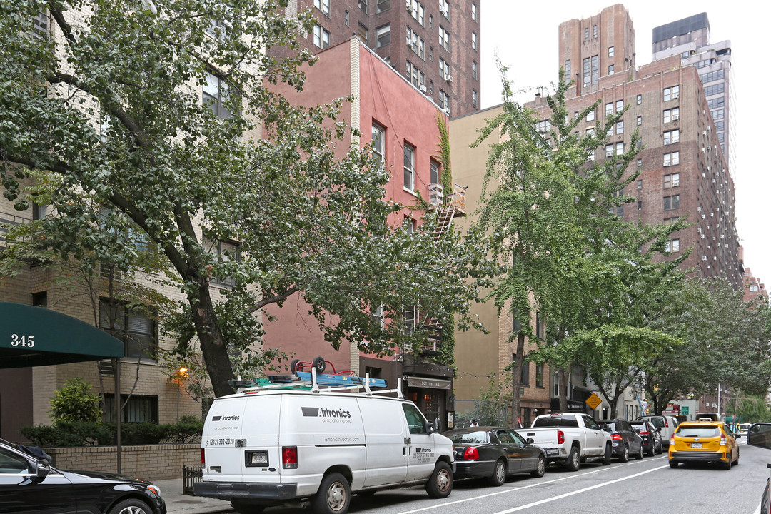 347 E 54th St in New York, NY - Foto de edificio