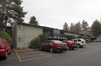 Tahitian Terrace Apartments in Portland, OR - Building Photo - Building Photo