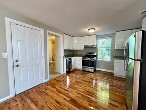 38 Forest St, Unit 2 in Boston, MA - Foto de edificio - Building Photo