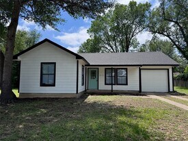 313 Mary St in Rockdale, TX - Building Photo