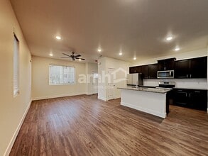 33098 Glacier Ave SE in Black Diamond, WA - Foto de edificio - Building Photo