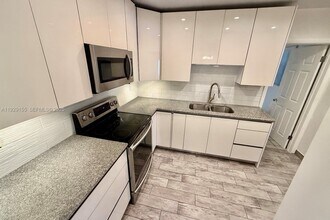 8855 SW 17th Terrace in Miami, FL - Building Photo - Building Photo