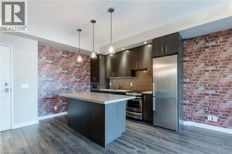 457 Plains Rd E in Burlington, ON - Building Photo - Building Photo