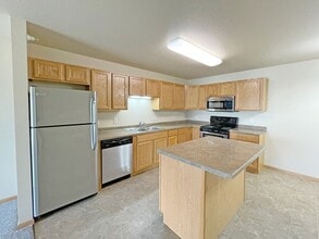 Southwood Apartments in Minot, ND - Building Photo - Building Photo