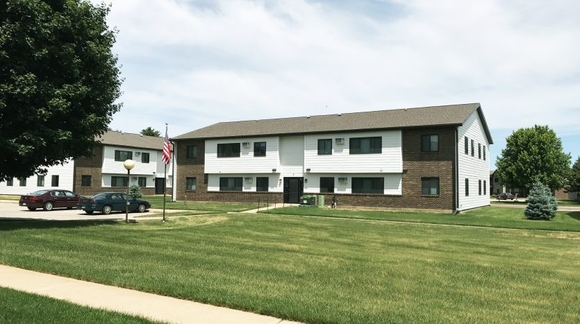 Northland Court in Mitchell, SD - Building Photo