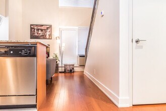 1061 Rue St-Alexandre in Montréal, QC - Building Photo - Building Photo