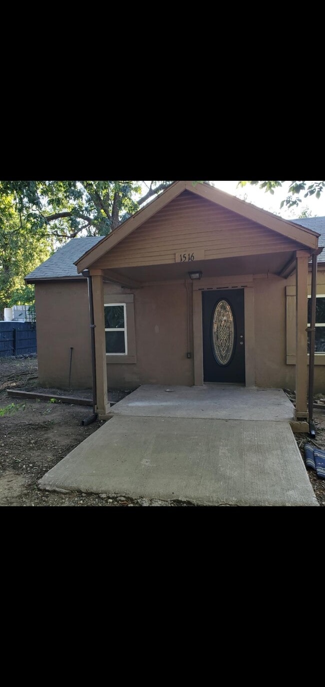 property at 1516 N Atlanta Ct