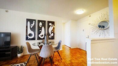 175 Freeman St, Unit 605 in Brookline, MA - Foto de edificio - Building Photo