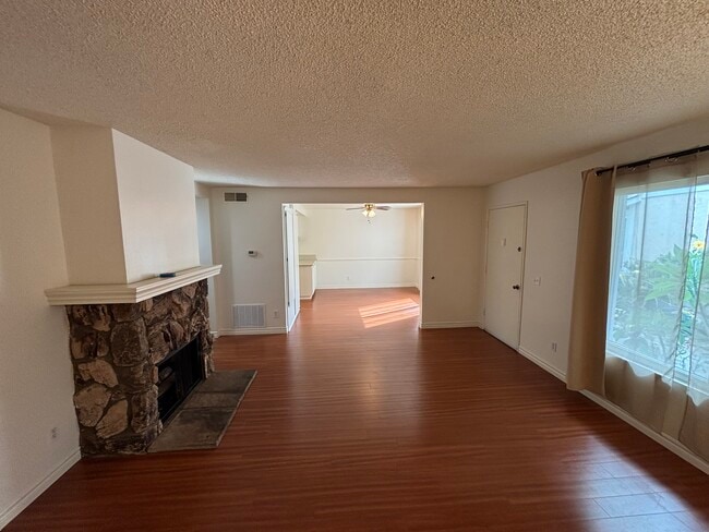 527 Spring Rd, Unit 18 in Moorpark, CA - Building Photo - Building Photo