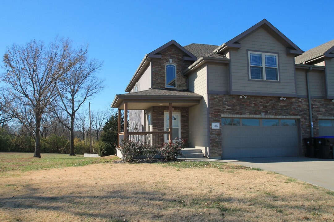 4437 SE Adams St in Topeka, KS - Foto de edificio