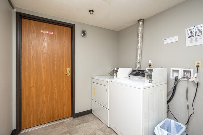 Bentwood Manor Apartments in Sioux Falls, SD - Building Photo - Interior Photo