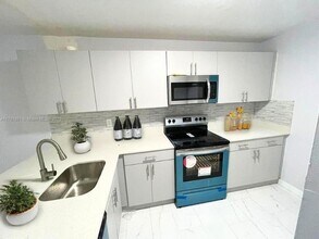 10008 NW 6th St in Pembroke Pines, FL - Building Photo - Building Photo
