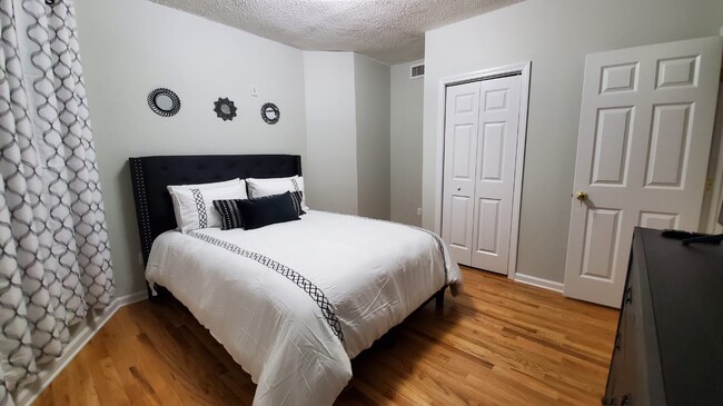 2339 Main St, Unit 1 in Hartford, CT - Foto de edificio - Building Photo